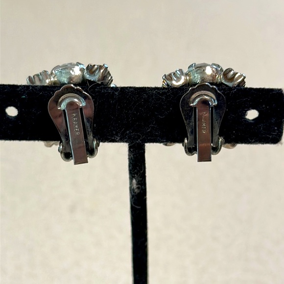 Vintage Kramer silver tone clip on Rhinestone earring (621) - Picture 2 of 4